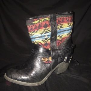 Cute black ankle booties heel around 2 1/2 inch